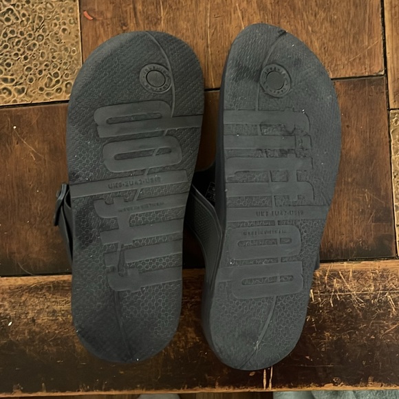 🌴 FitFlop Iqushion Adjustable Buckle Flip Flops - Picture 10 of 14